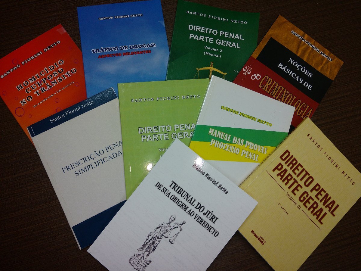 Exemplares dos livros de Direito Penal e Processo Penal escritos por Santos Fiorini Netto, dispostos sobre uma mesa